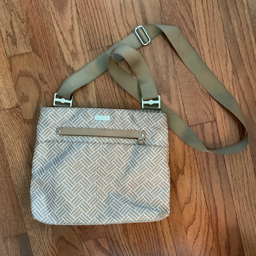 Baggalini adjustable travel crossbody bag